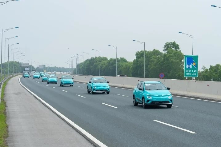 Chỉ 4 tiếng lên App Store, ứng dụng đặt taxi điện VinFast của công ty ông Phạm Nhật Vượng đã dẫn đầu lượt tải một danh mục
