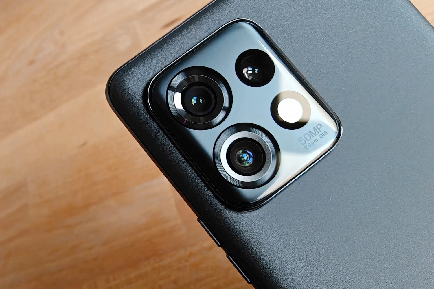 iPhone 14, Galaxy S23 "dạt sang một bên", huyền thoại Motorola đã trở lại: Edge 40 Pro vừa ra mắt đã có một tính năng vượt trội hơn tất cả! - Ảnh 2. iPhone 14, Galaxy S23 "dạt sang một bên", huyền thoại Motorola đã trở lại: Edge 40 Pro vừa ra mắt đã có một tính năng vượt trội hơn tất cả! - Ảnh 2.