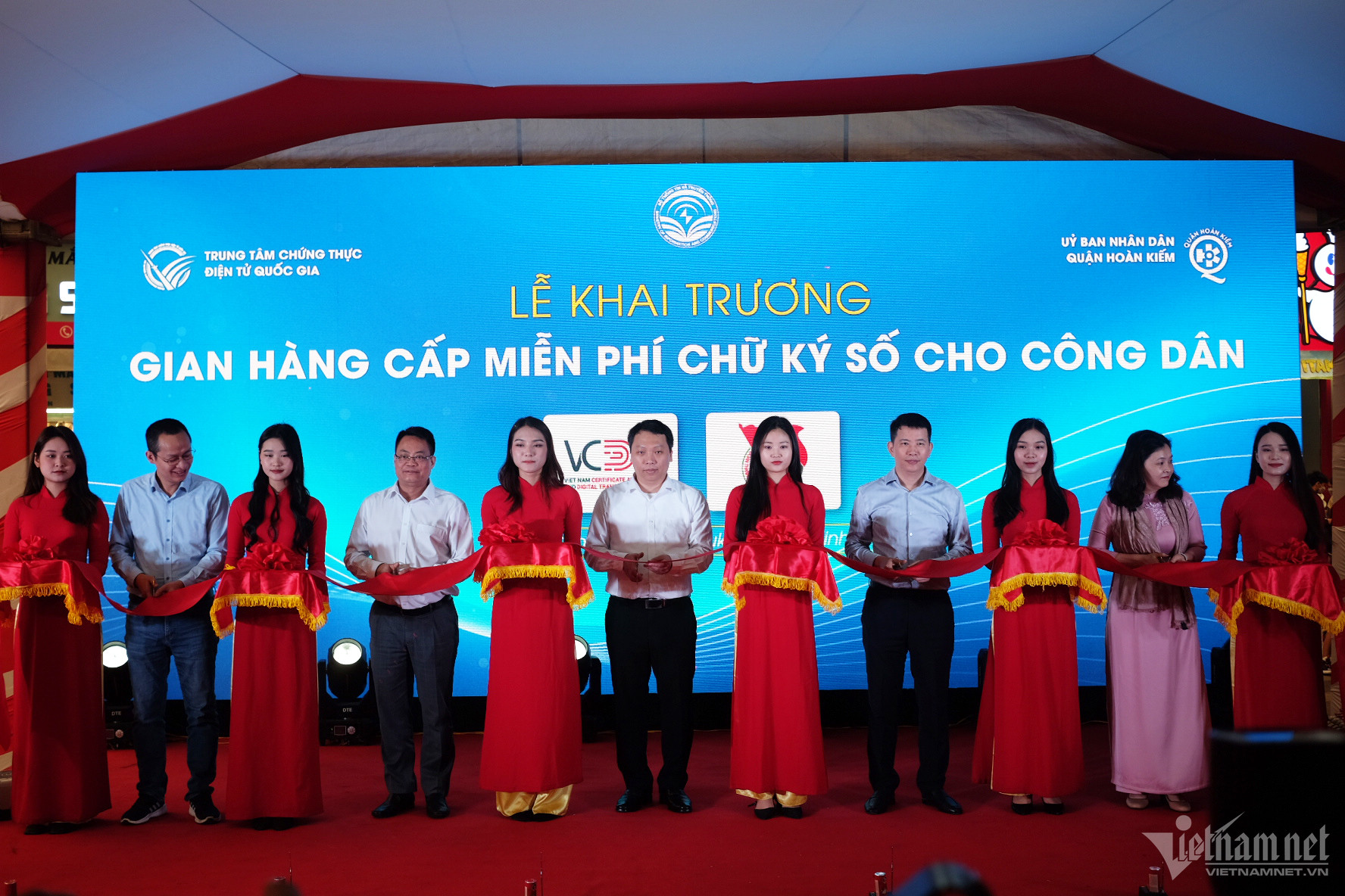 Người dân Hà Nội được cấp chữ ký số miễn phí trên phố đi bộ hồ Gươm