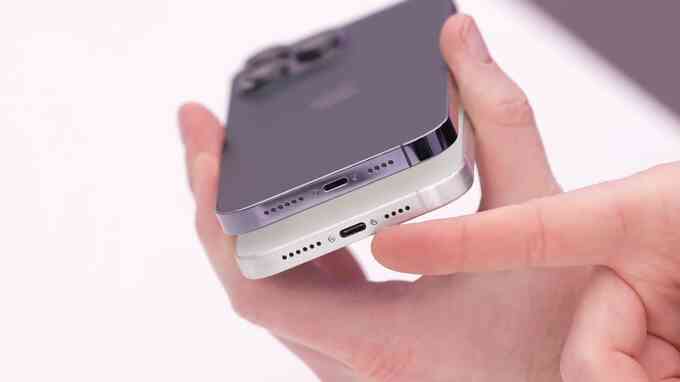 iPhone 15 Ultra sẽ được trang bị cổng sạc USB-C, thay cho cổng Lightning quen thuộc như các phiên bản iPhone đời cũ (Ảnh cắt từ clip).