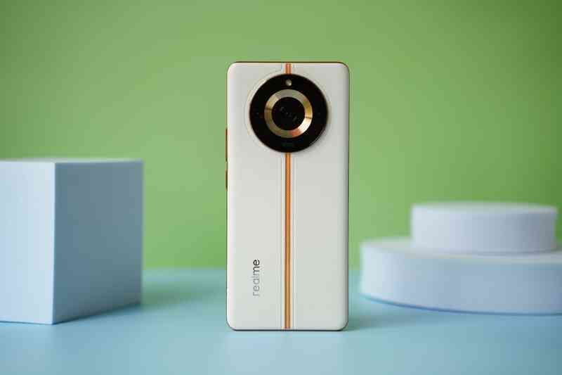 realme 11 Pro+ ra mắt: Giá dưới 7 triệu nhưng thiết kế cực đẹp, camera 200MP, sạc nhanh 100W khiến Galaxy S23 Ultra cũng phải &quot;chào thua&quot; - Ảnh 2.