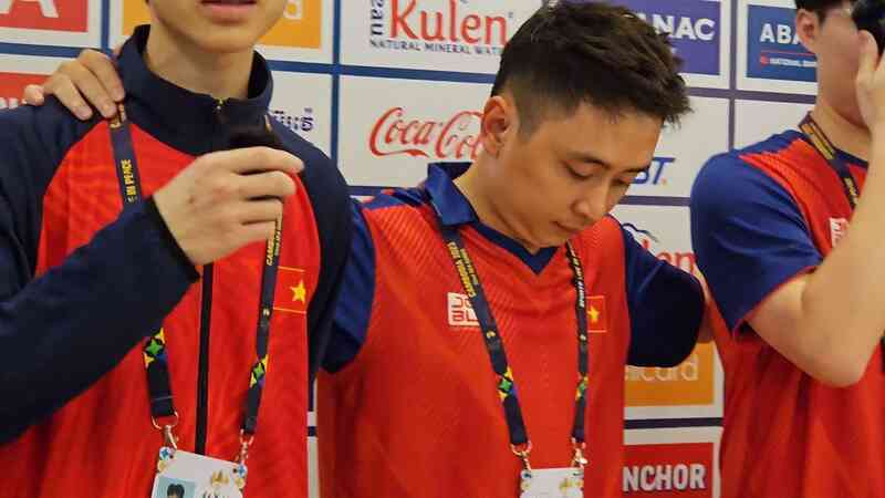 Giành HCĐ tại SEA Games 32, tuyển thủ VALORANT Việt Nam ủ rũ, HLV đỏ hoe mắt