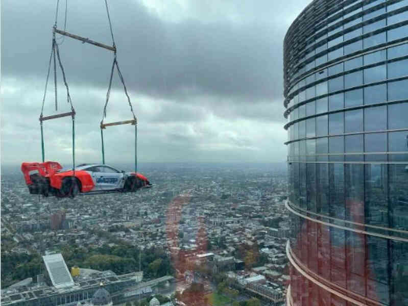 Màn phô trương sự giàu có độc nhất vô nhị: Cẩu siêu xe 2 triệu USD lên căn penthouse tầng 57 đắt đỏ, nhận về cái kết chính chủ không ngờ tới
