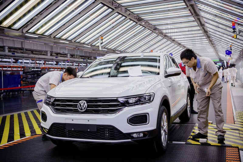 Sếp Volkswagen bất ngờ bị ném bánh tại đại hội cổ đông vì lý do lãng xẹt - Ảnh 2.