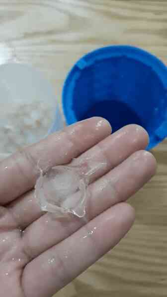 Trời nóng review 2 sản phẩm làm đá kỳ quặc trên chợ mạng: Có món dùng một lần bỏ luôn - Ảnh 11. Trời nóng review 2 sản phẩm làm đá kỳ quặc trên chợ mạng: Có món dùng một lần bỏ luôn - Ảnh 11.