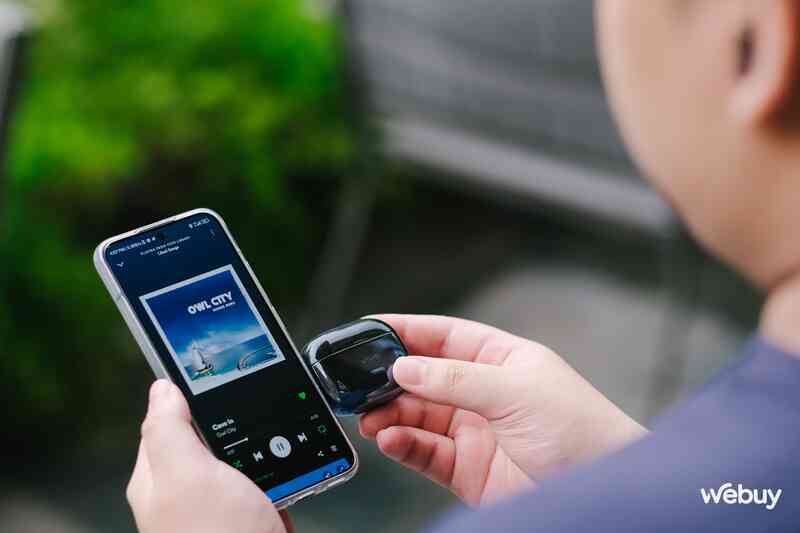 vivo TWS 2e: Tai nghe không dây giá dưới 1 triệu, chất âm khá, có chế độ chơi game, pin sạc một lần nghe 7,6 giờ liên tục - Ảnh 9. vivo TWS 2e: Tai nghe không dây giá dưới 1 triệu, chất âm khá, có chế độ chơi game, pin sạc một lần nghe 7,6 giờ liên tục - Ảnh 9.