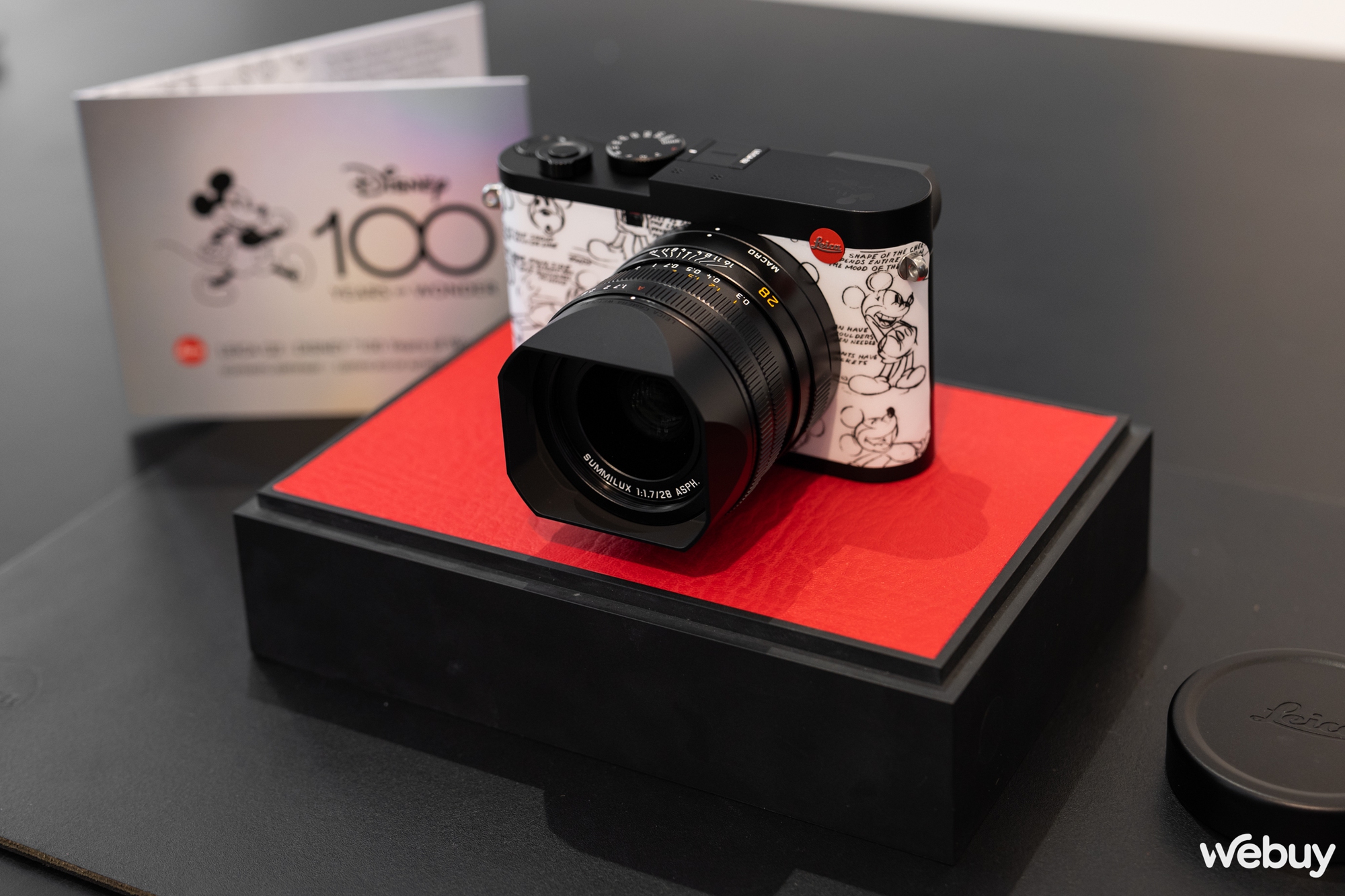 Đi tìm những chi tiết đặc biệt trên máy ảnh Leica Q2 phiên bản đặc biệt Disney '100 Năm Kỳ Diệu'