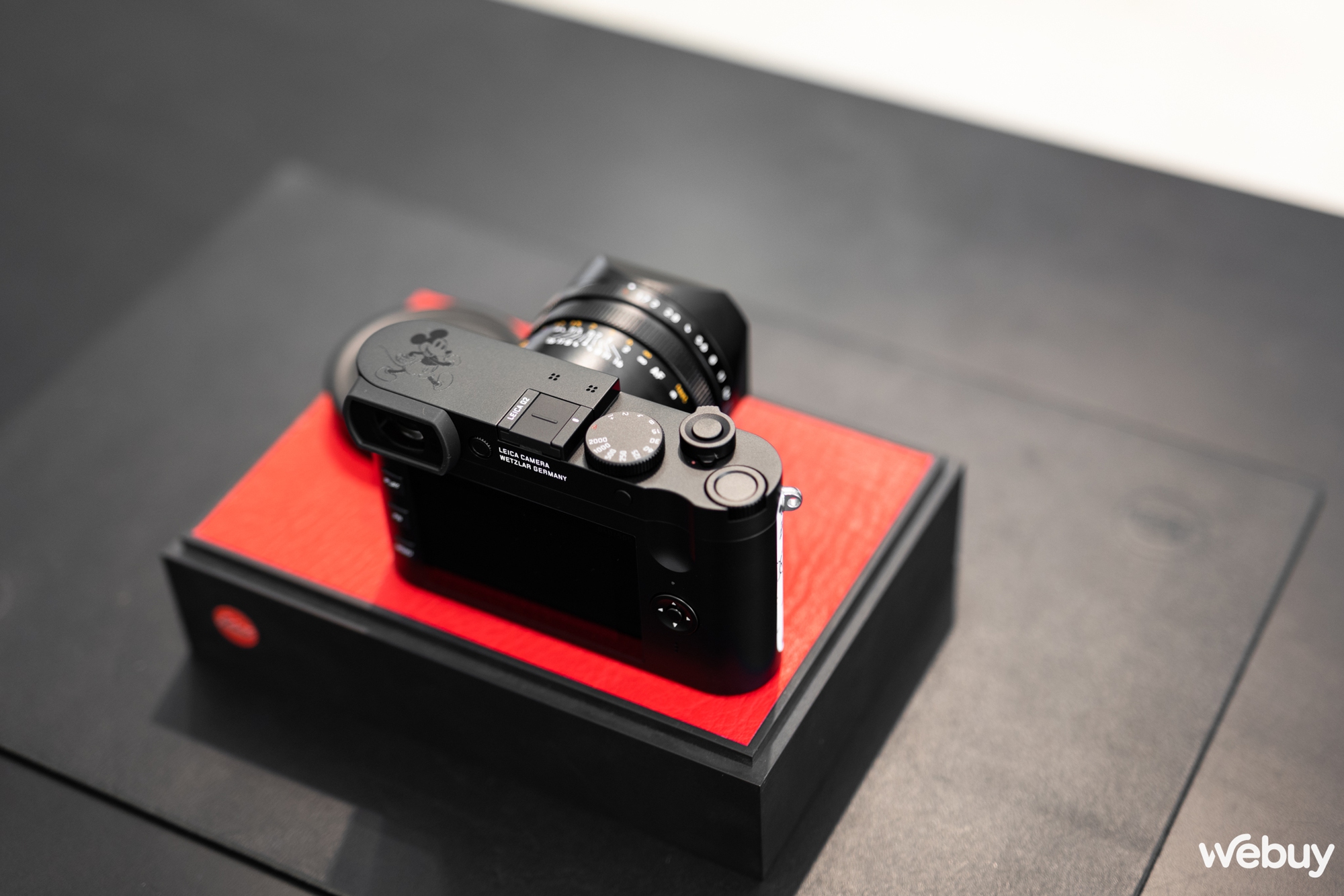Đi tìm những chi tiết đặc biệt trên máy ảnh Leica Q2 phiên bản đặc biệt Disney '100 Năm Kỳ Diệu' - Ảnh 10. Đi tìm những chi tiết đặc biệt trên máy ảnh Leica Q2 phiên bản đặc biệt Disney '100 Năm Kỳ Diệu' - Ảnh 10.