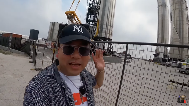 Khoa Pug tuyên bố sẽ là người Việt Nam đầu tiên mua vé bay lên sao Hỏa để "rì-viu"