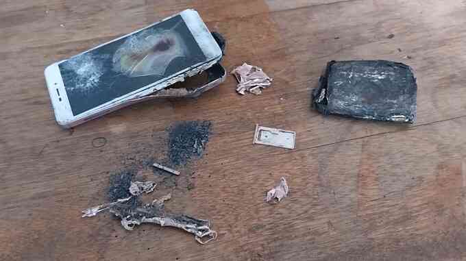 Khoảnh khắc smartphone bốc cháy khi cô gái tự sửa chữa ở nhà