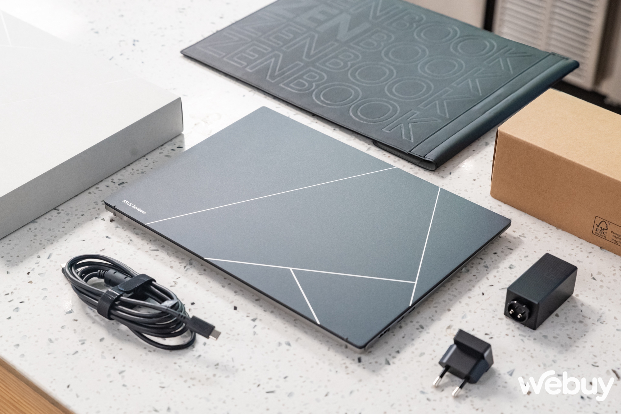 Cận cảnh ASUS Zenbook S 13 OLED 2023: Laptop Windows mỏng nhẹ hơn cả Macbook Air, giá từ 40 triệu - Ảnh 2. Cận cảnh ASUS Zenbook S 13 OLED 2023: Laptop Windows mỏng nhẹ hơn cả Macbook Air, giá từ 40 triệu - Ảnh 2.