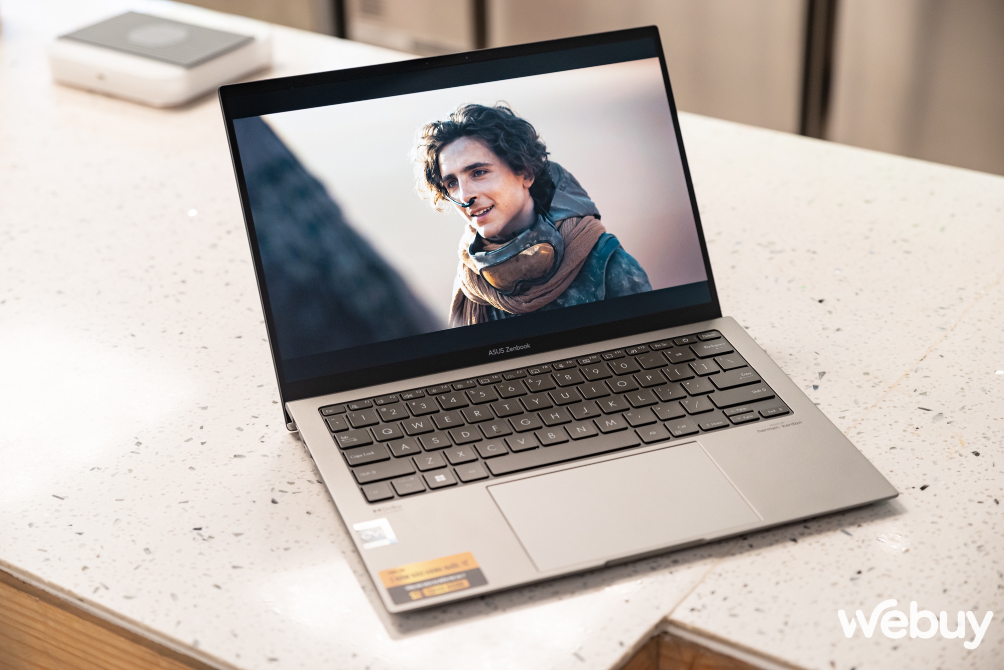 Cận cảnh ASUS Zenbook S 13 OLED 2023: Laptop Windows mỏng nhẹ hơn cả Macbook Air, giá từ 40 triệu - Ảnh 11. Cận cảnh ASUS Zenbook S 13 OLED 2023: Laptop Windows mỏng nhẹ hơn cả Macbook Air, giá từ 40 triệu - Ảnh 11.