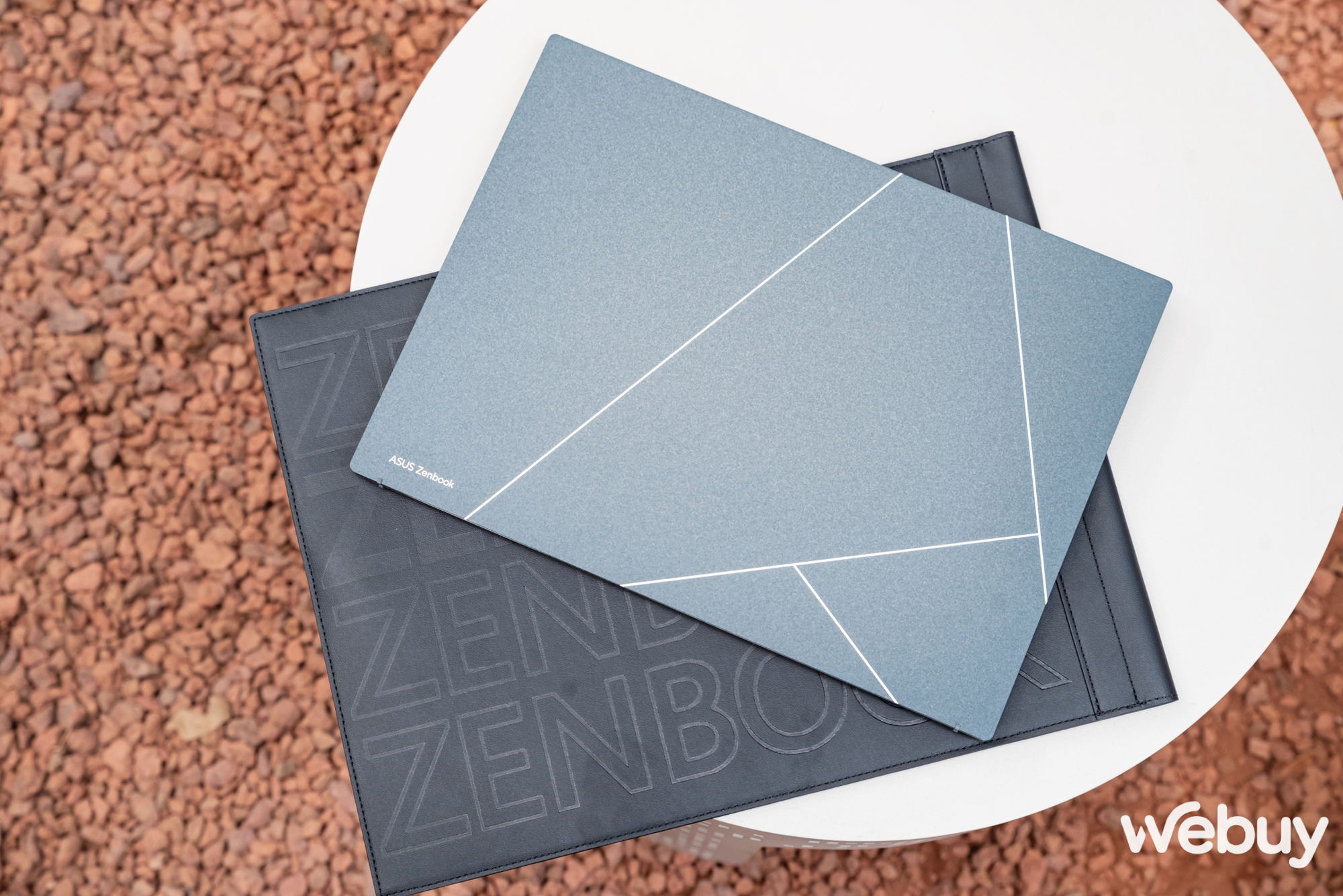 Cận cảnh ASUS Zenbook S 13 OLED 2023: Laptop Windows mỏng nhẹ hơn cả Macbook Air, giá từ 40 triệu - Ảnh 7. Cận cảnh ASUS Zenbook S 13 OLED 2023: Laptop Windows mỏng nhẹ hơn cả Macbook Air, giá từ 40 triệu - Ảnh 7.