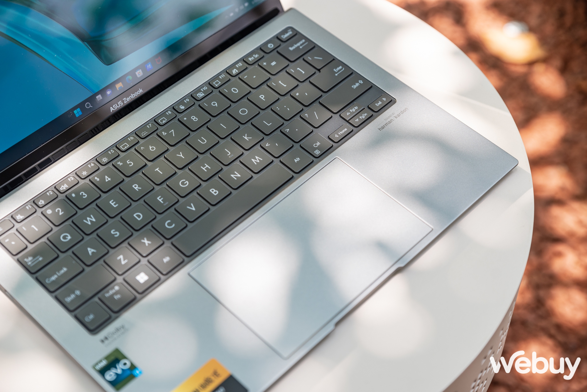 Cận cảnh ASUS Zenbook S 13 OLED 2023: Laptop Windows mỏng nhẹ hơn cả Macbook Air, giá từ 40 triệu - Ảnh 8. Cận cảnh ASUS Zenbook S 13 OLED 2023: Laptop Windows mỏng nhẹ hơn cả Macbook Air, giá từ 40 triệu - Ảnh 8.