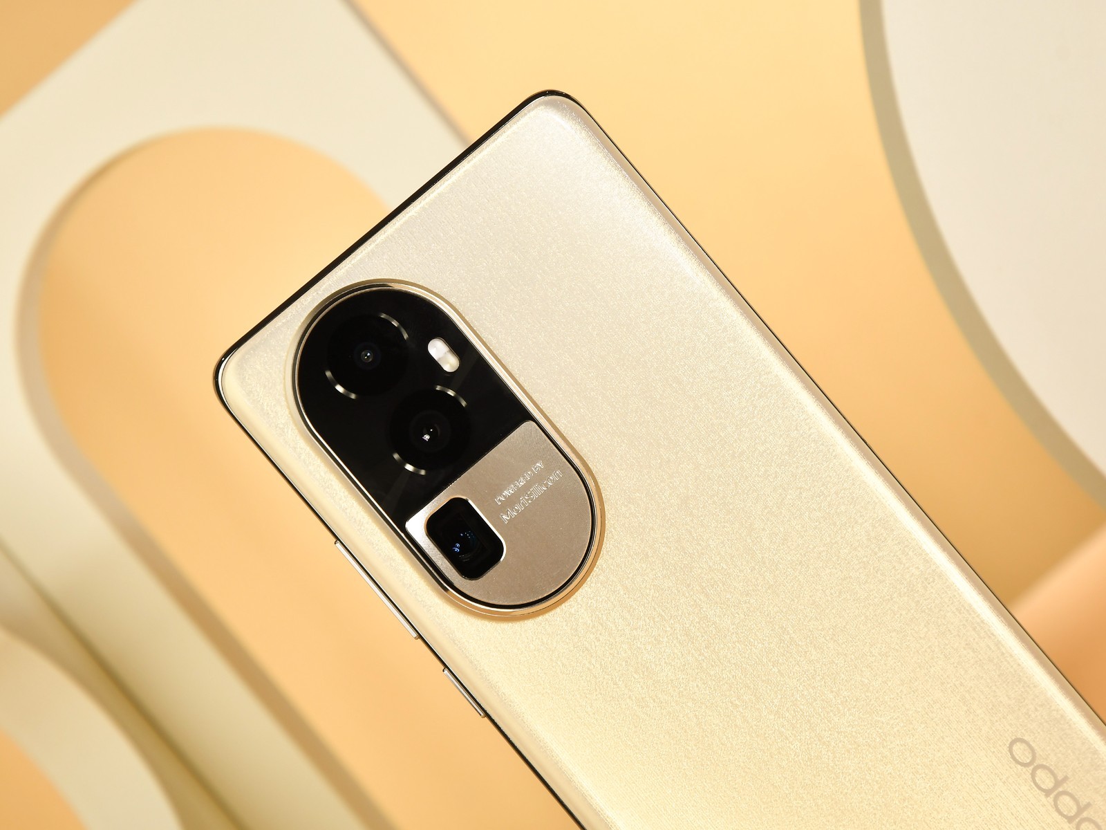 Ảnh thực tế OPPO Reno10 Pro+: Thiết kế mới, camera tiềm vọng 5X, chip Snapdragon 8+ Gen 1, giá từ 14 triệu đồng - Ảnh 7. Ảnh thực tế OPPO Reno10 Pro+: Thiết kế mới, camera tiềm vọng 5X, chip Snapdragon 8+ Gen 1, giá từ 14 triệu đồng - Ảnh 7.