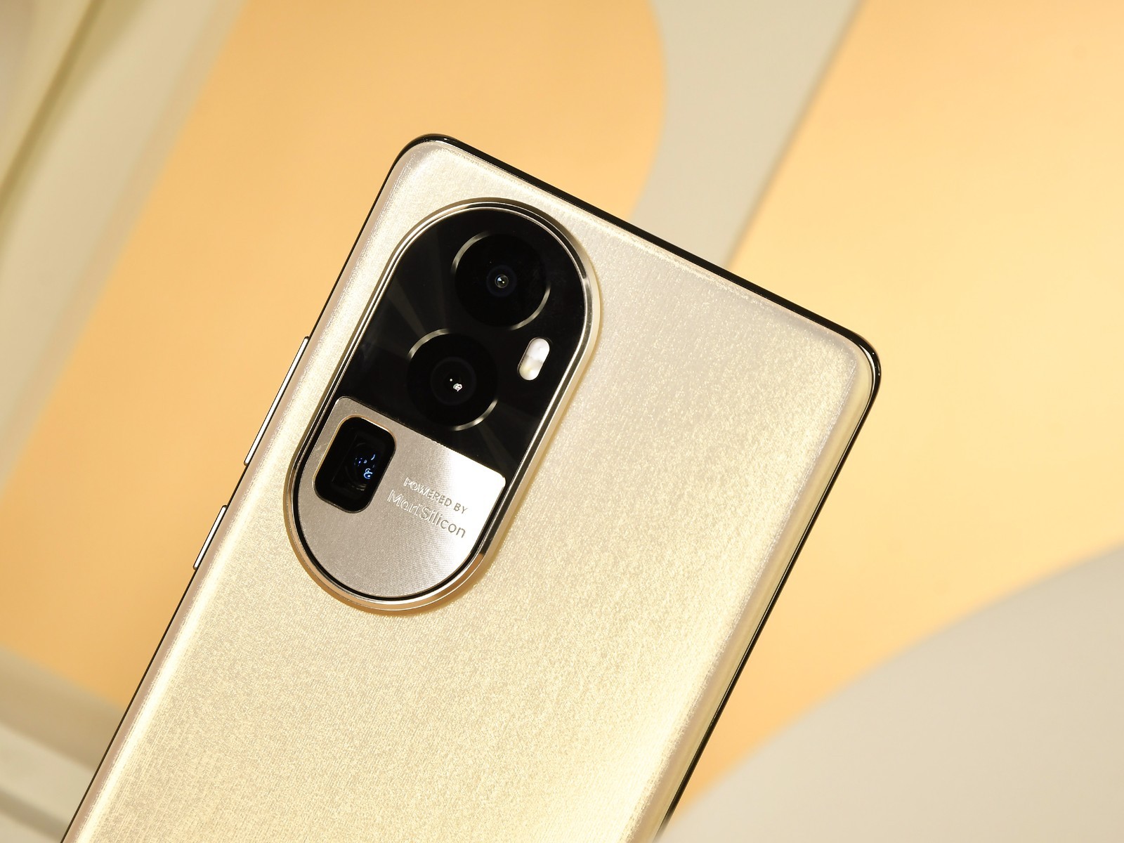 Ảnh thực tế OPPO Reno10 Pro+: Thiết kế mới, camera tiềm vọng 5X, chip Snapdragon 8+ Gen 1, giá từ 14 triệu đồng - Ảnh 8. Ảnh thực tế OPPO Reno10 Pro+: Thiết kế mới, camera tiềm vọng 5X, chip Snapdragon 8+ Gen 1, giá từ 14 triệu đồng - Ảnh 8.