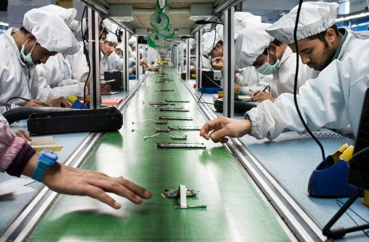 Foxconn tăng lương, thưởng cho công nhân sản xuất iPhone
