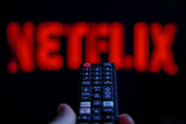 Netflix vừa làm một điều khiến 100 triệu người dùng toàn thế giới phẫn nộ: Lũ lượt rủ nhau hủy đăng ký - Ảnh 2. Netflix vừa làm một điều khiến 100 triệu người dùng toàn thế giới phẫn nộ: Lũ lượt rủ nhau hủy đăng ký - Ảnh 2.