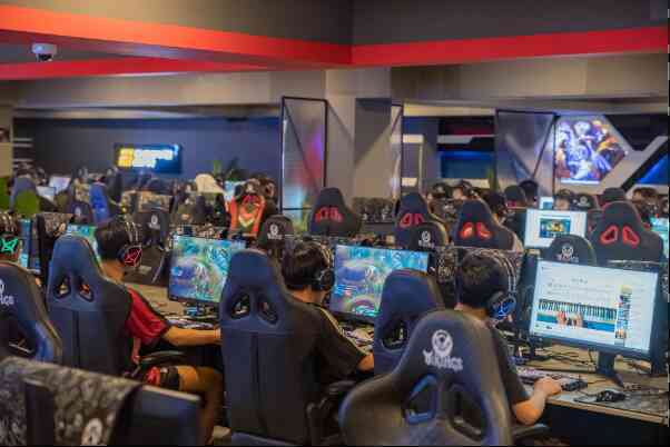 Phòng game được đầu tư khủng thế này thì chơi game ở nhà làm gì? - Ảnh 1. Phòng game được đầu tư khủng thế này thì chơi game ở nhà làm gì? - Ảnh 1.