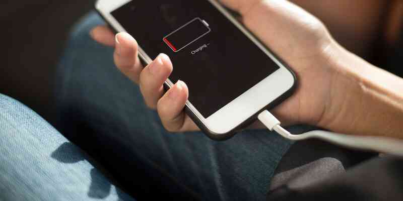 Hè nóng đừng sạc điện thoại theo cách này, chính Apple cũng cảnh báo dễ chai pin nhanh hơn - Ảnh 4.