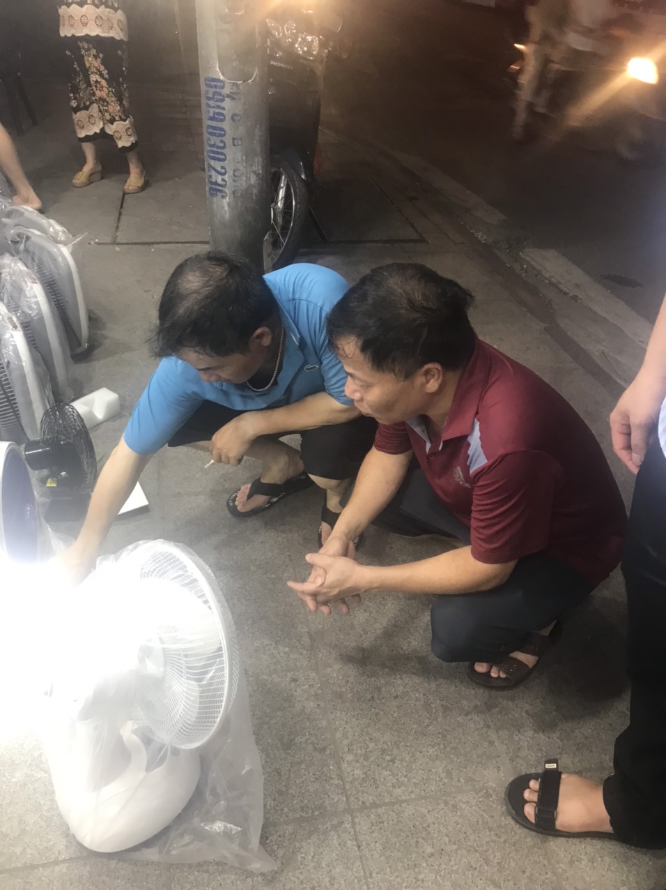 Khách hàng đổ xô đi mua quạt sạc điện Khách hàng đổ xô đi mua quạt sạc điện