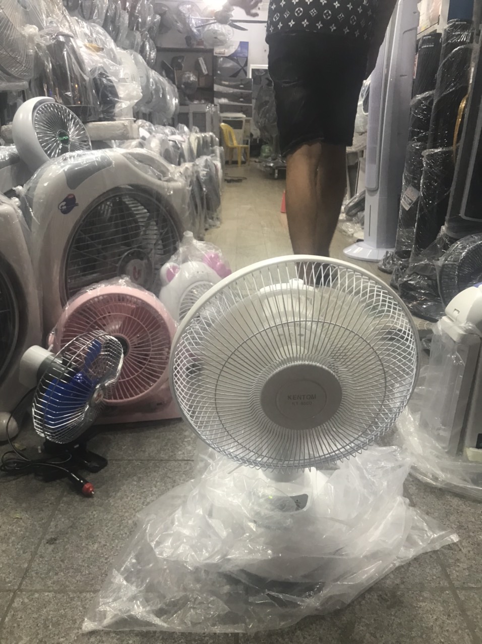 Quạt sạc điện bày bán trên vỉa hè Quạt sạc điện bày bán trên vỉa hè