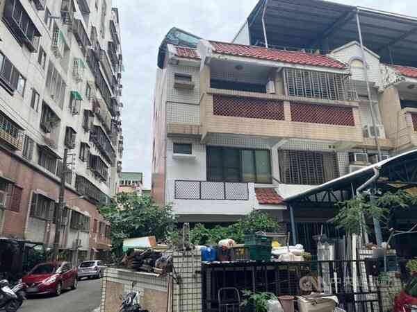 Bực mình vì phải nộp phạt do đỗ xe sai quy định, chủ xe "đậu" luôn lên nóc nhà