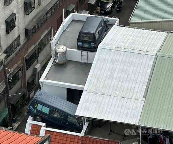 Bực mình vì phải nộp phạt do đỗ xe sai quy định, chủ xe &quot;đậu&quot; luôn lên nóc nhà - Ảnh 2.