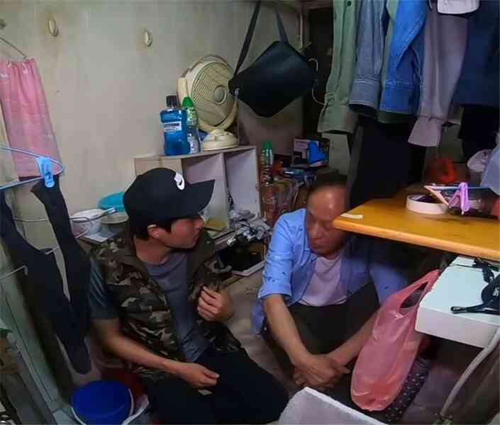 Cuộc sống không tưởng bên trong 'căn hộ quan tài' vỏn vẹn 3m2 suốt 13 năm: Chủ nhà khổ sở, nằm cũng không thể duỗi thẳng chân