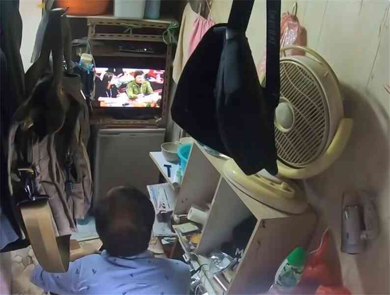 Cuộc sống không tưởng bên trong 'căn hộ quan tài' vỏn vẹn 3m2 suốt 13 năm: Chủ nhà khổ sở, nằm cũng không thể duỗi thẳng chân - Ảnh 2.