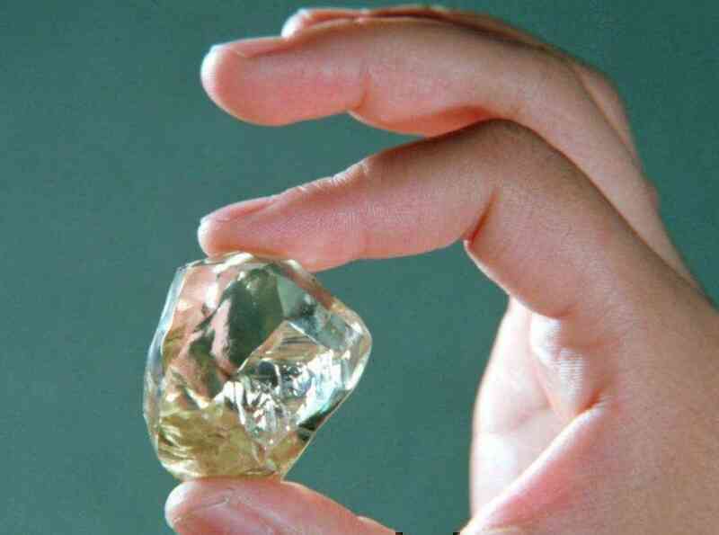 Cô gái trẻ cuốc đất nhặt được hòn đá óng ánh, chuyên gia thẩm định giá trị 3.300 tỷ đồng - Ảnh 2. Cô gái trẻ cuốc đất nhặt được hòn đá óng ánh, chuyên gia thẩm định giá trị 3.300 tỷ đồng - Ảnh 2.