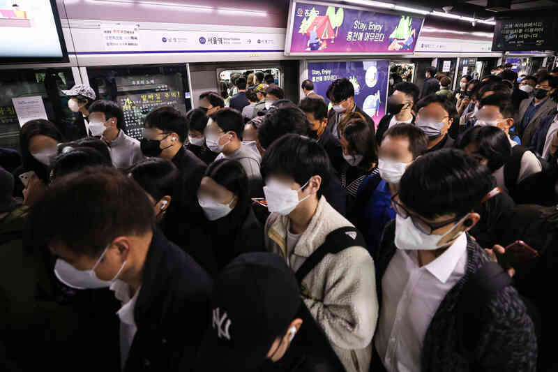 Tại sao tàu điện ngầm ở Seoul được gọi là "chuyến tàu địa ngục"? - Ảnh 2. Tại sao tàu điện ngầm ở Seoul được gọi là "chuyến tàu địa ngục"? - Ảnh 2.