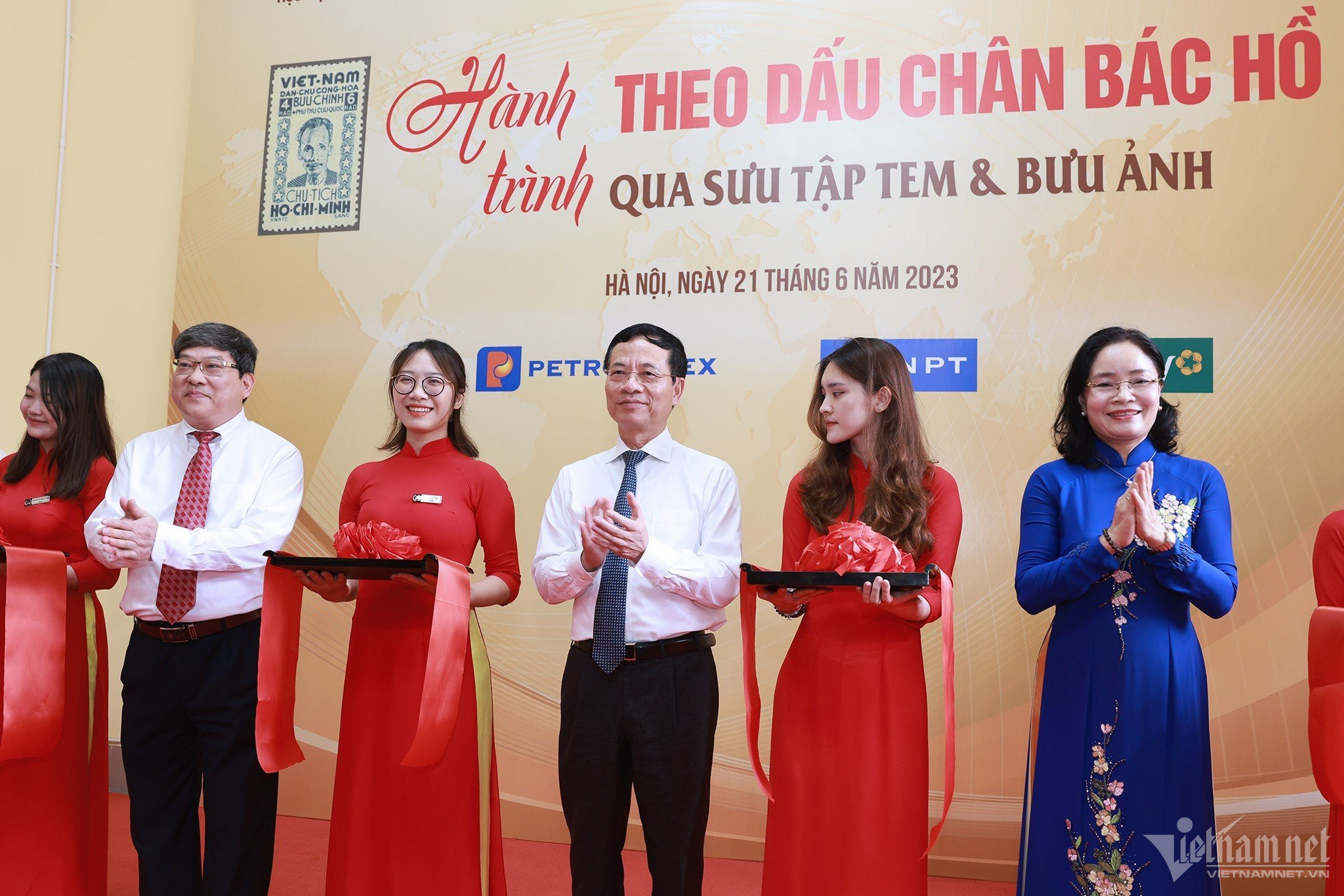 Tái hiện sự nghiệp cách mạng của Bác Hồ qua tem bưu chính và bưu ảnh