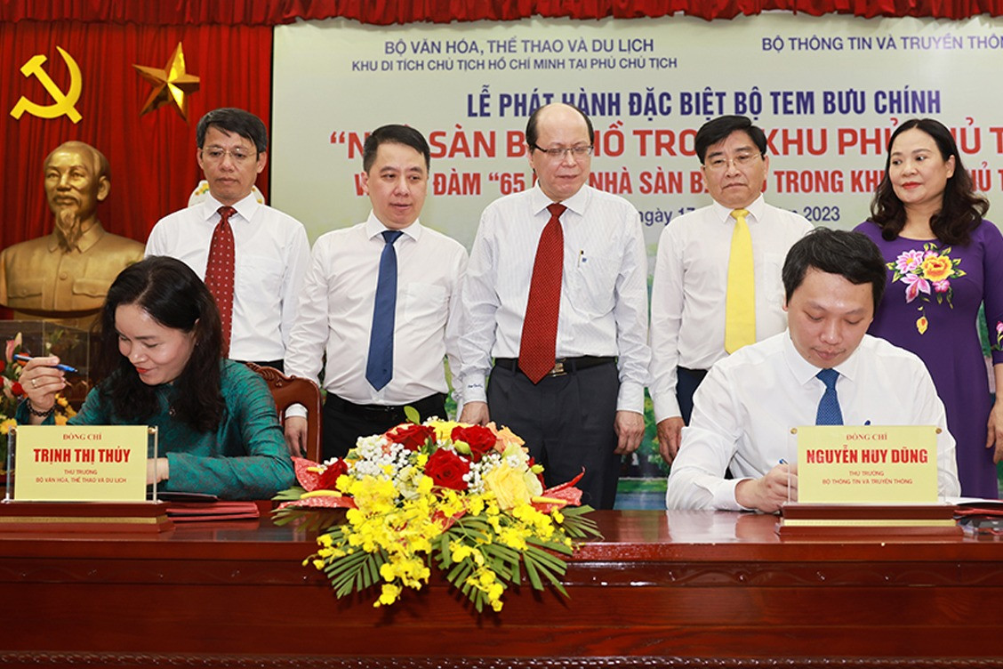 Tái hiện sự nghiệp cách mạng của Bác Hồ qua tem bưu chính và bưu ảnh