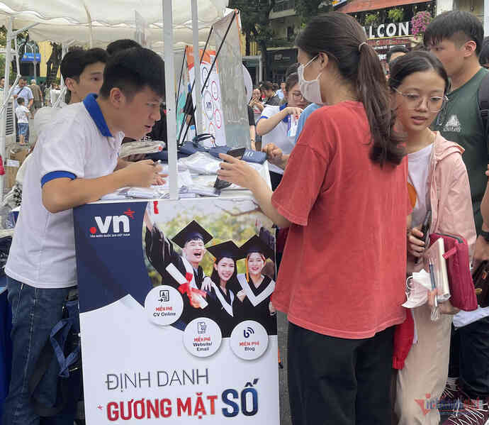 Mở điểm đăng ký tên miền thương hiệu cá nhân online tại phố đi bộ Hoàn Kiếm