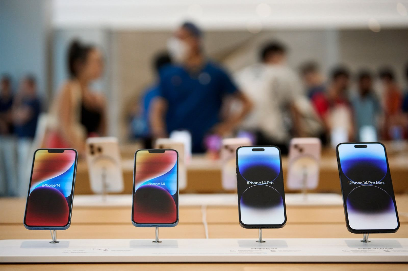 Cuộc chiến giá lên cao trào, đại lý bất chấp xả hàng: Giảm 10 triệu đồng cho Galaxy S23, iPhone 14 Pro Max