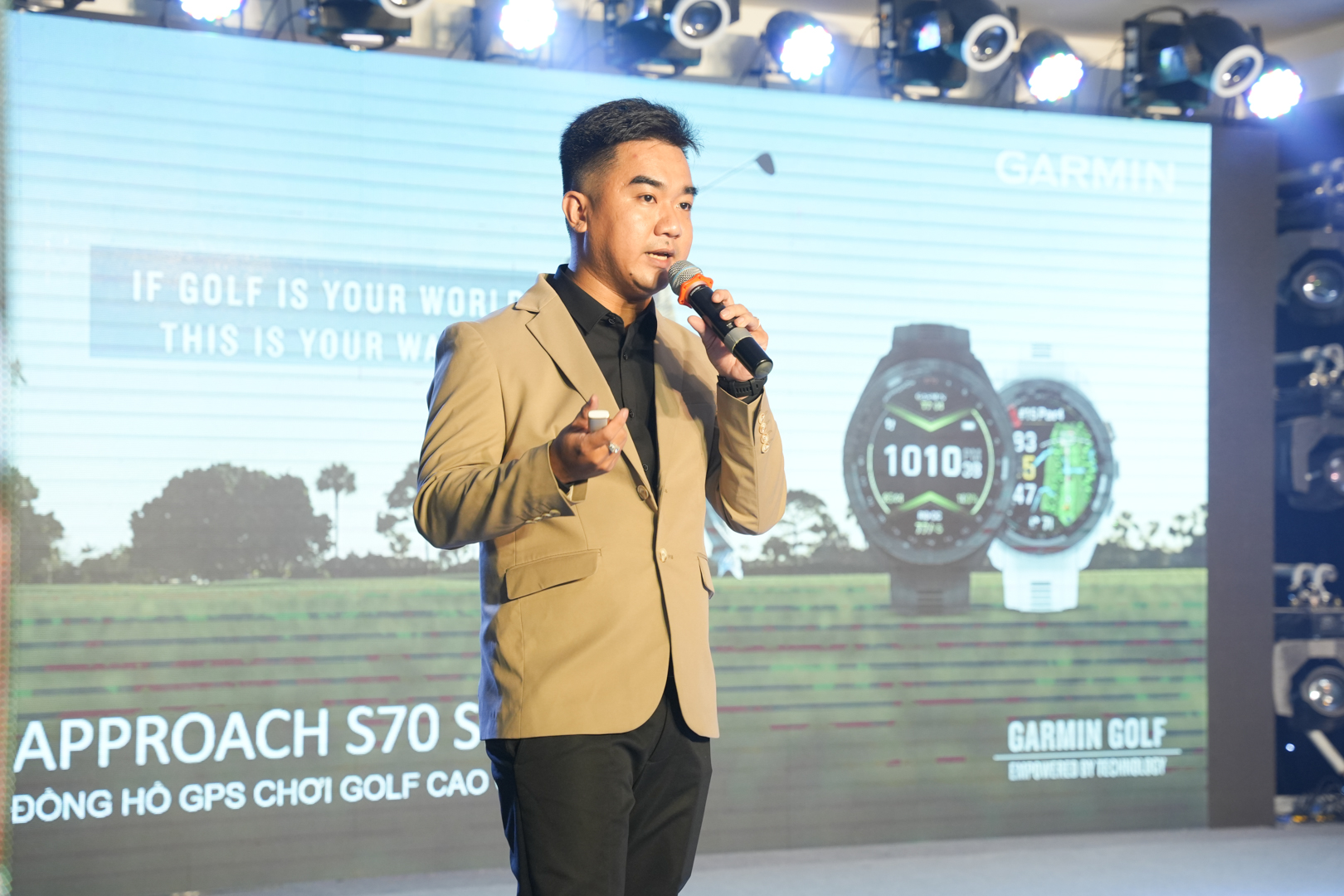 Garmin công bố smartwatch cao cấp Approach S70 hướng tới người chơi golf