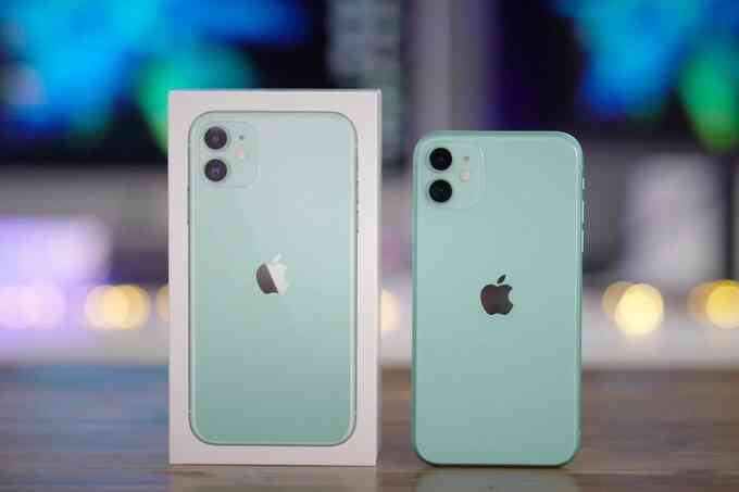 Giá iPhone 11, iPhone 12 giảm sâu tại Việt Nam