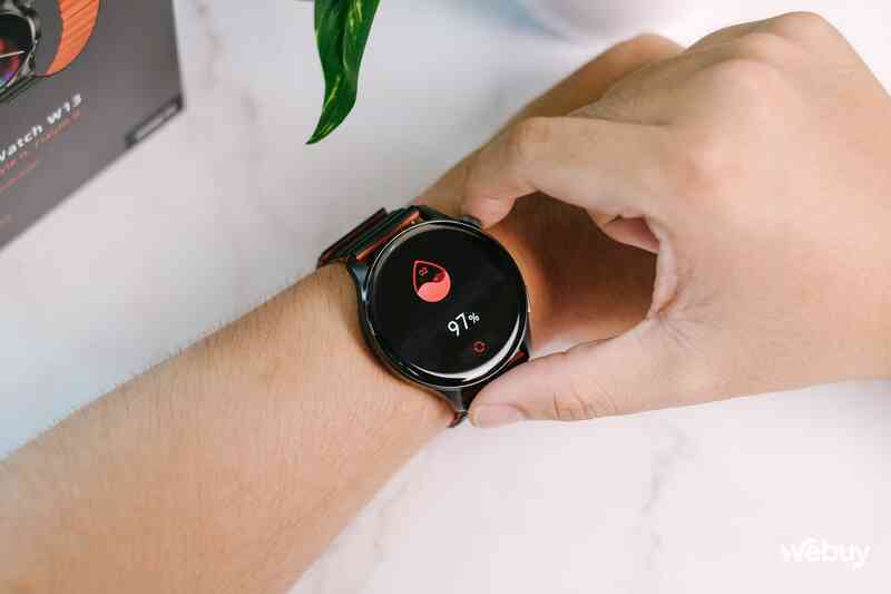 Smartwatch này giá chỉ hơn 1 triệu nhưng đẹp hơn Apple Watch