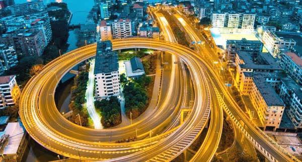 Độc lạ tòa nhà chung cư nằm giữa lòng cầu vượt gần chục năm, chỉ vỏn vẹn 3 người ở nhưng chẳng ai dám di dời - Ảnh 3. Độc lạ tòa nhà chung cư nằm giữa lòng cầu vượt gần chục năm, chỉ vỏn vẹn 3 người ở nhưng chẳng ai dám di dời - Ảnh 3.