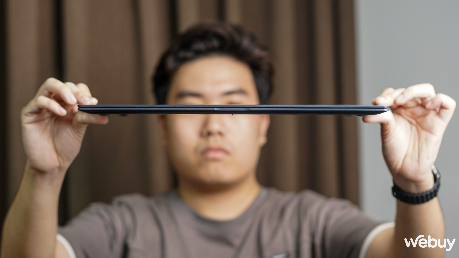 Ai cũng phải 'ngả mũ' trước độ mỏng ấn tượng của mẫu laptop này - Ảnh 2. Ai cũng phải 'ngả mũ' trước độ mỏng ấn tượng của mẫu laptop này - Ảnh 2.