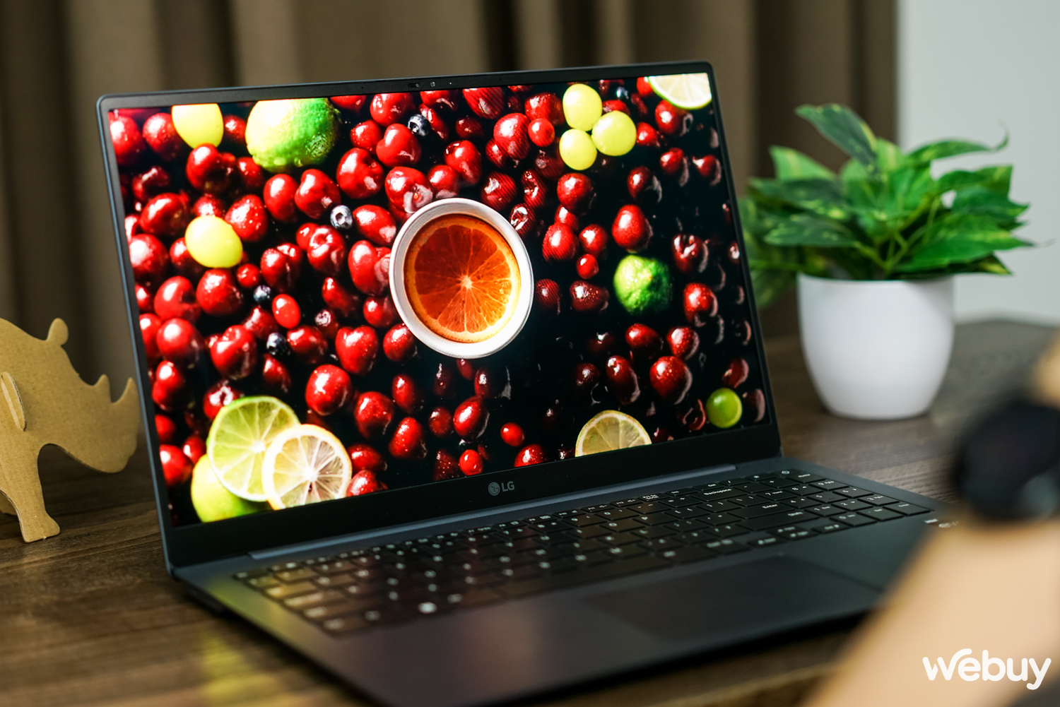 Ai cũng phải 'ngả mũ' trước độ mỏng ấn tượng của mẫu laptop này - Ảnh 11. Ai cũng phải 'ngả mũ' trước độ mỏng ấn tượng của mẫu laptop này - Ảnh 11.
