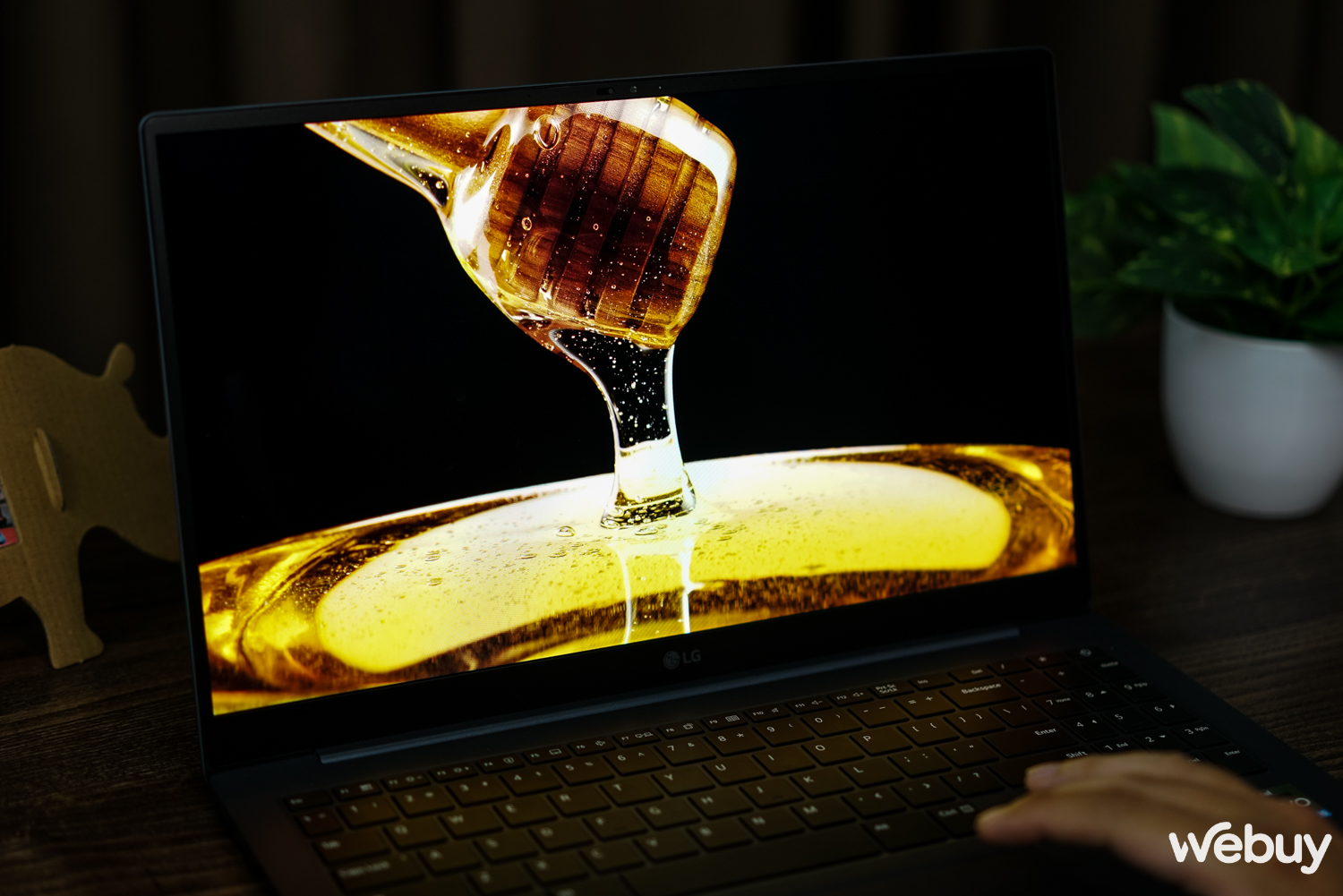Ai cũng phải 'ngả mũ' trước độ mỏng ấn tượng của mẫu laptop này - Ảnh 12. Ai cũng phải 'ngả mũ' trước độ mỏng ấn tượng của mẫu laptop này - Ảnh 12.