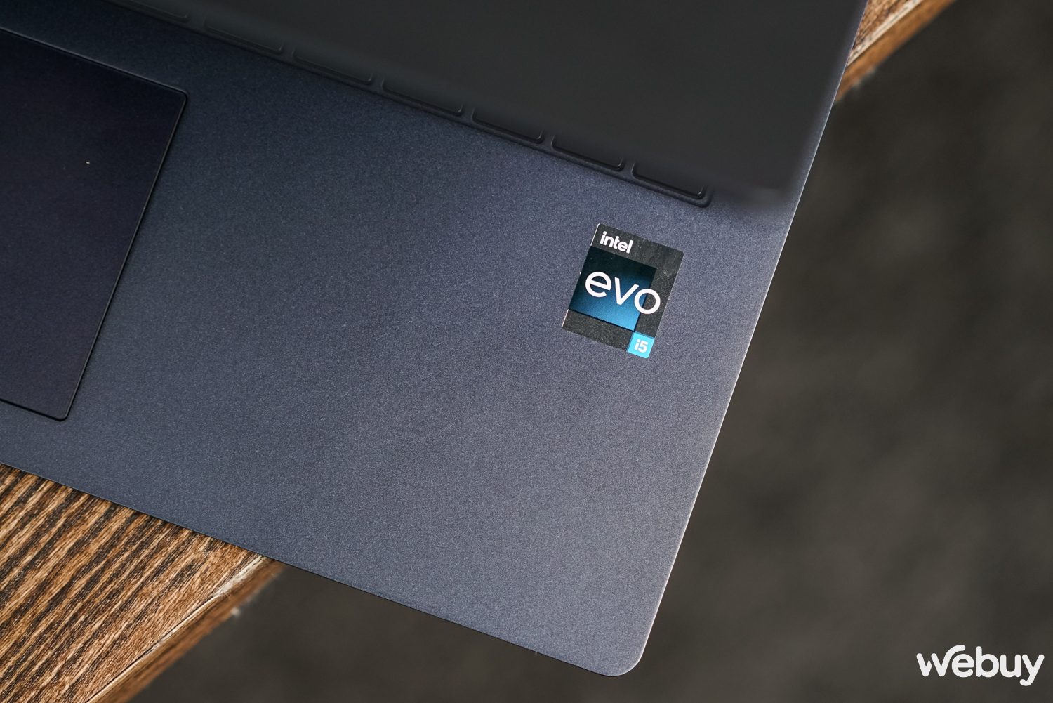 Ai cũng phải 'ngả mũ' trước độ mỏng ấn tượng của mẫu laptop này - Ảnh 13. Ai cũng phải 'ngả mũ' trước độ mỏng ấn tượng của mẫu laptop này - Ảnh 13.