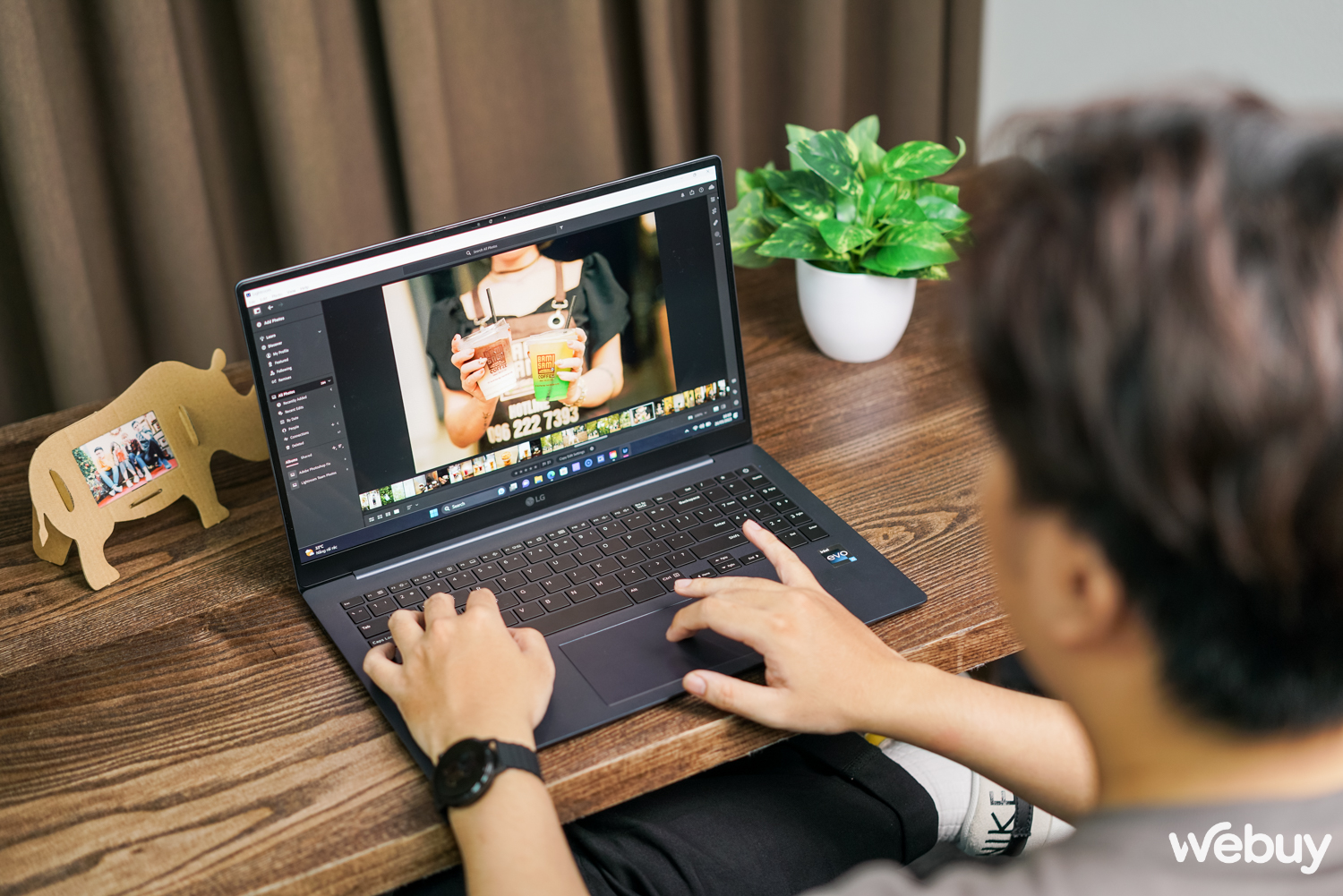 Ai cũng phải 'ngả mũ' trước độ mỏng ấn tượng của mẫu laptop này - Ảnh 14. Ai cũng phải 'ngả mũ' trước độ mỏng ấn tượng của mẫu laptop này - Ảnh 14.