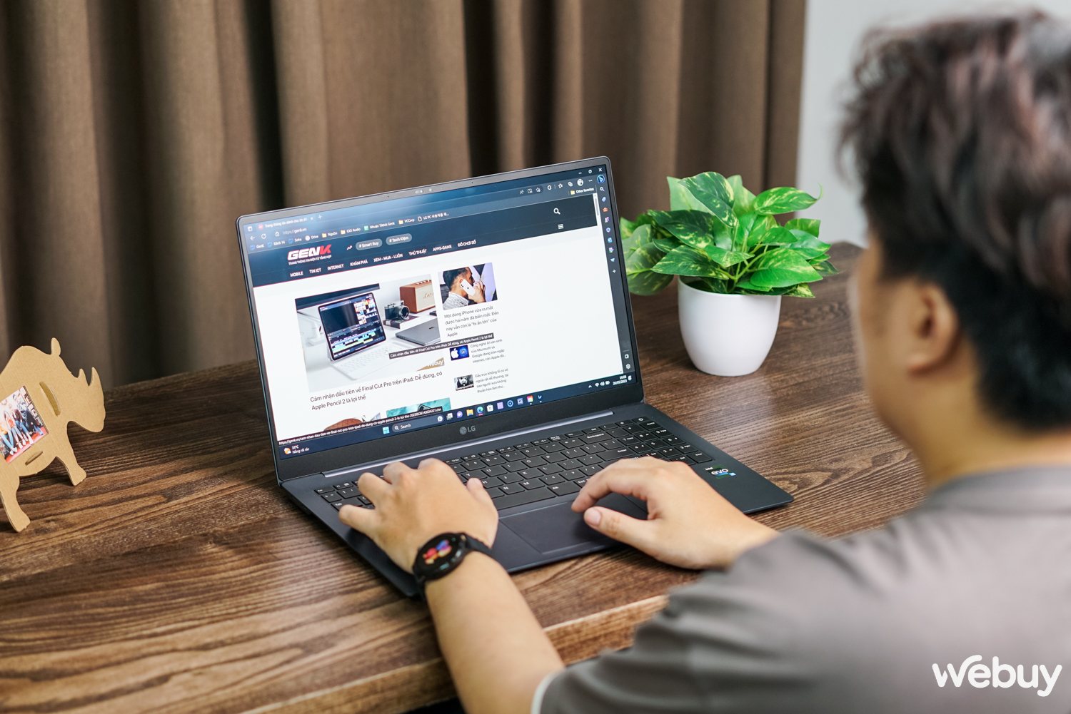 Ai cũng phải 'ngả mũ' trước độ mỏng ấn tượng của mẫu laptop này - Ảnh 17. Ai cũng phải 'ngả mũ' trước độ mỏng ấn tượng của mẫu laptop này - Ảnh 17.