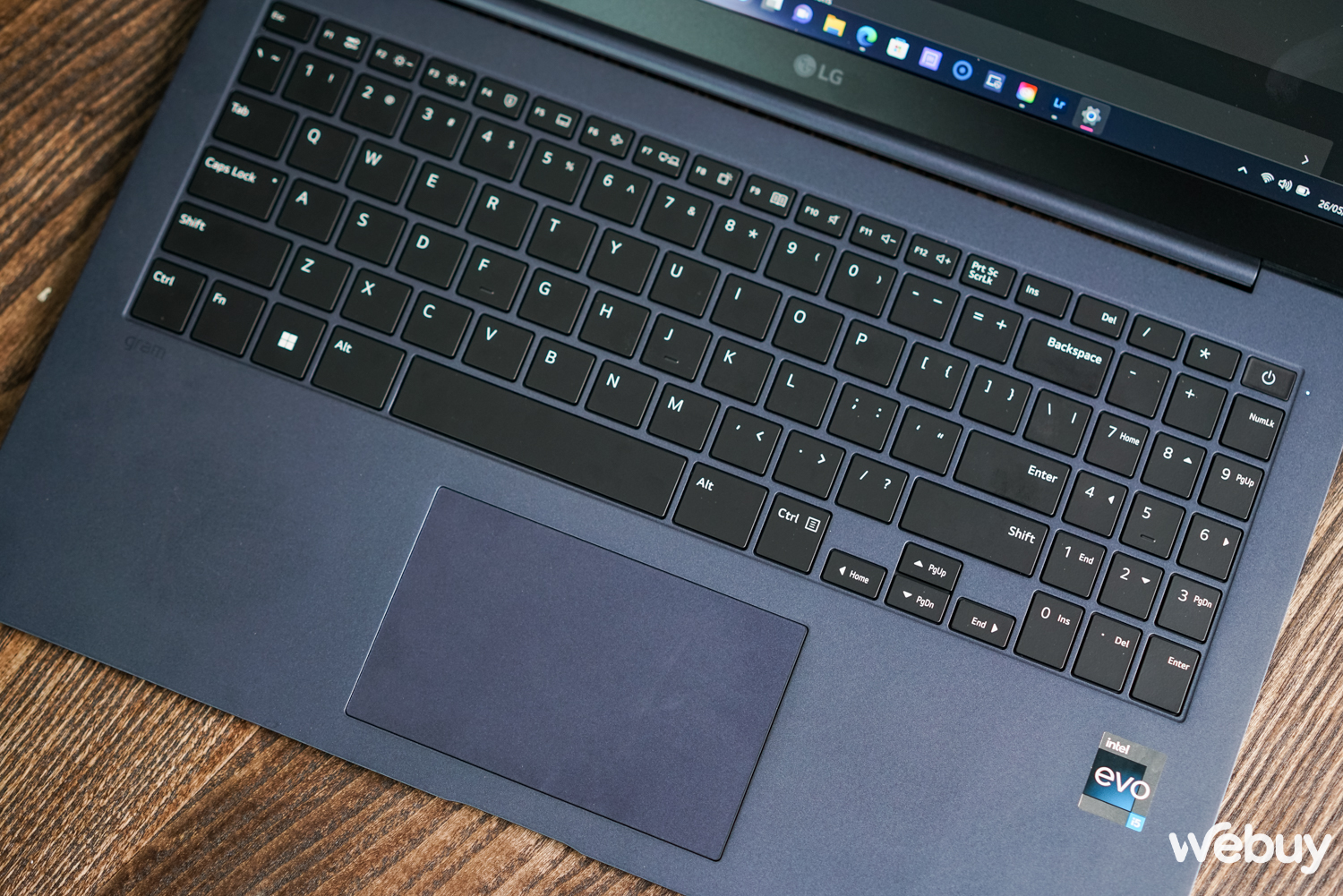Ai cũng phải 'ngả mũ' trước độ mỏng ấn tượng của mẫu laptop này - Ảnh 8. Ai cũng phải 'ngả mũ' trước độ mỏng ấn tượng của mẫu laptop này - Ảnh 8.