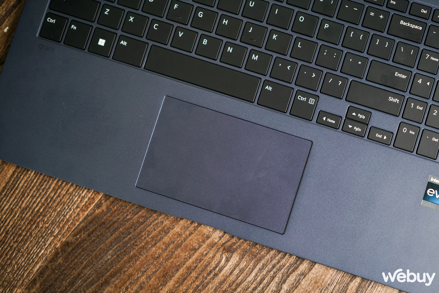 Ai cũng phải 'ngả mũ' trước độ mỏng ấn tượng của mẫu laptop này - Ảnh 9. Ai cũng phải 'ngả mũ' trước độ mỏng ấn tượng của mẫu laptop này - Ảnh 9.