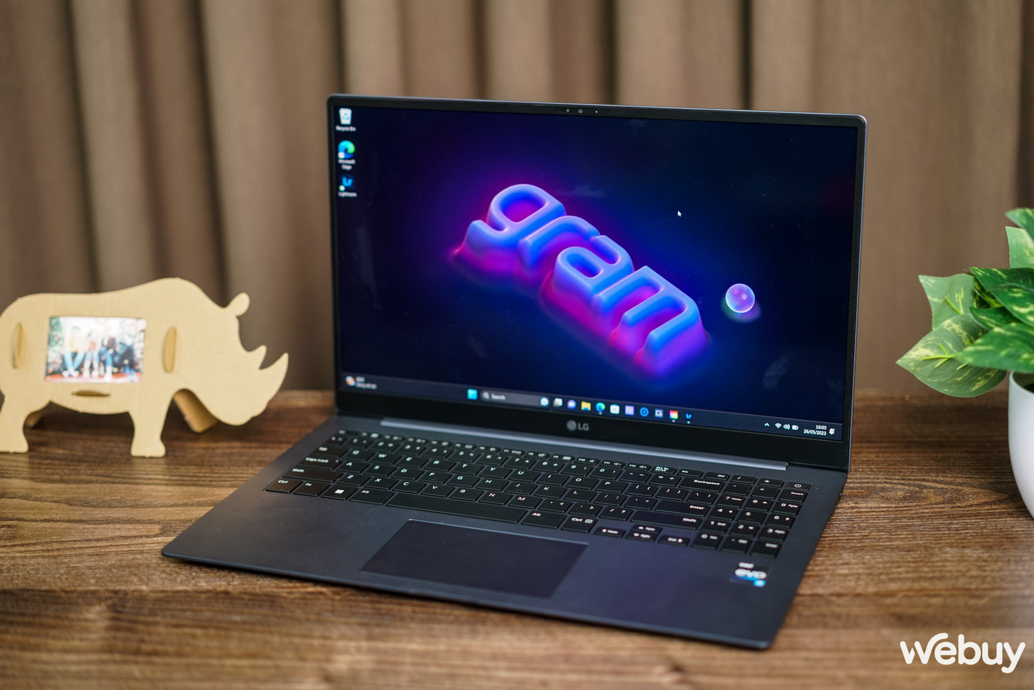 Ai cũng phải 'ngả mũ' trước độ mỏng ấn tượng của mẫu laptop này - Ảnh 10. Ai cũng phải 'ngả mũ' trước độ mỏng ấn tượng của mẫu laptop này - Ảnh 10.