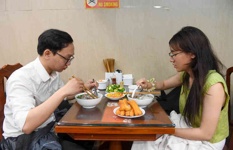 Sau đêm được Michelin vinh danh, phản ứng của 4 hàng phở ở Hà Nội ra sao? - Ảnh 4. Sau đêm được Michelin vinh danh, phản ứng của 4 hàng phở ở Hà Nội ra sao? - Ảnh 4.